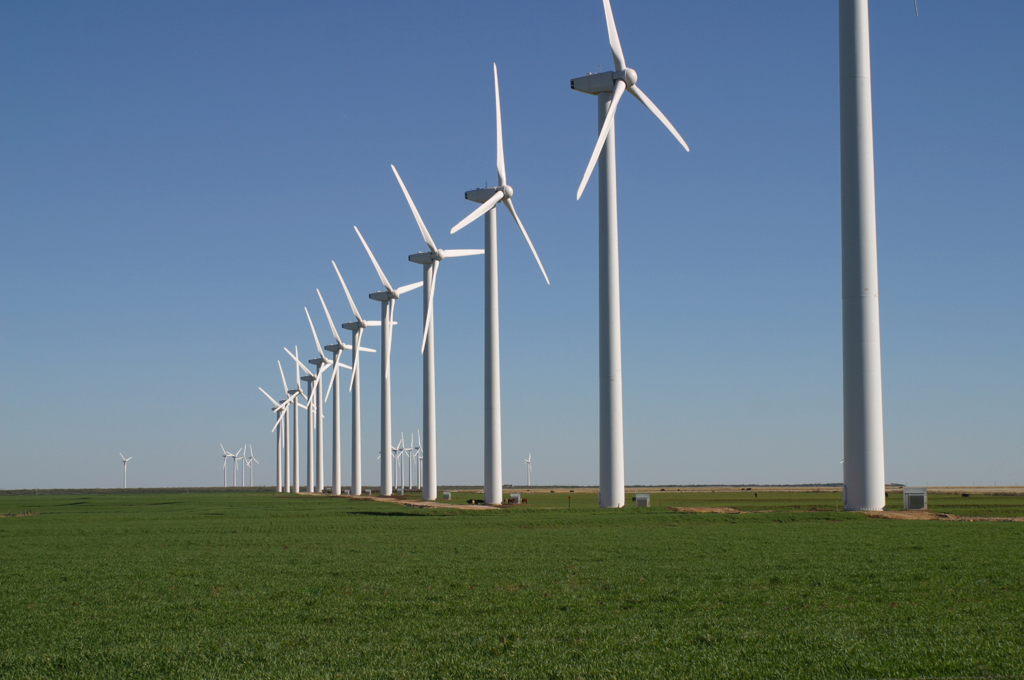 Feature image row of wind turbines on the green mountain wind farm